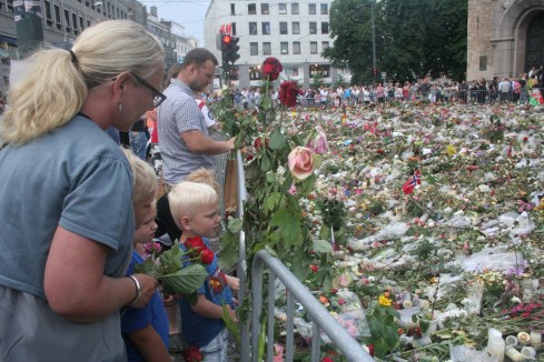 Oslo rende homenagem às 77 vítimas